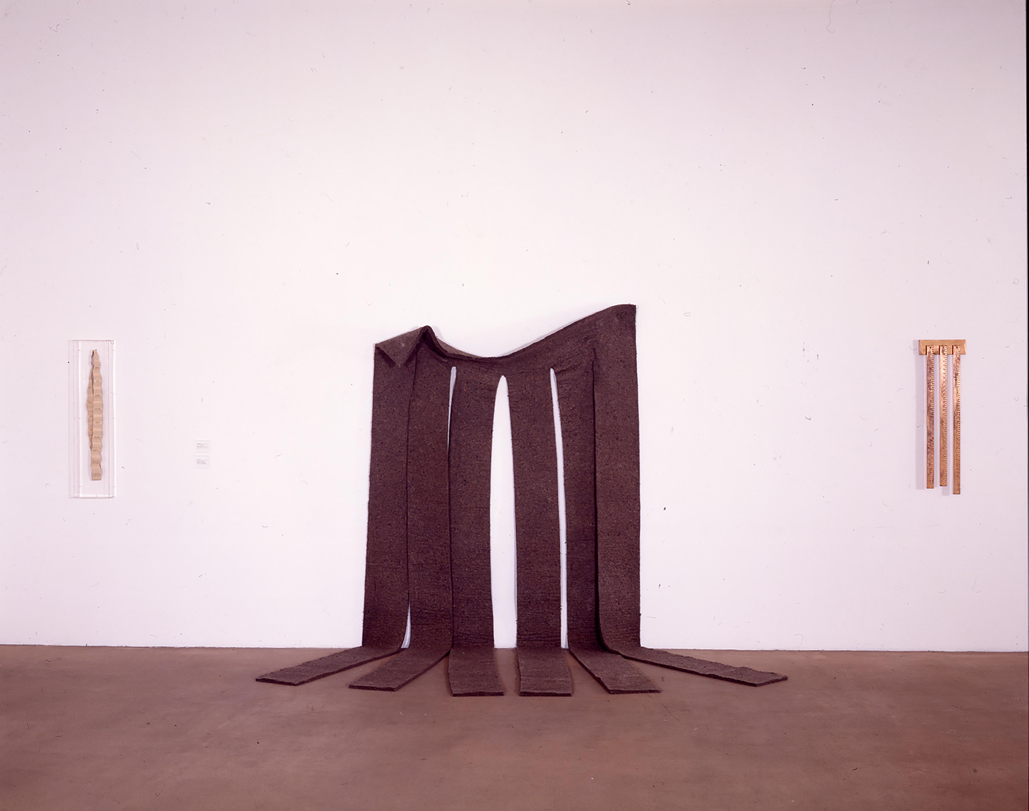 Carl Andre, Moebius Strip, 1966; Robert Morris, Senza titolo, 1967-68; Robert Morris, 36 inches 3 times, 1963-70